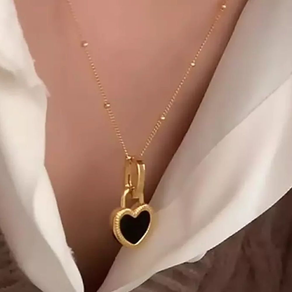 The Two Faced Heart Black/White Shell Pendant Necklace Gold over 925
